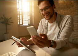 Homem sorrindo ao solicitar cartão XP Legacy.