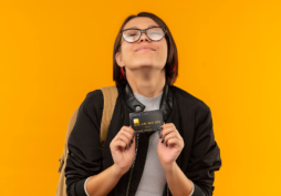 Estudiante sosteniendo tarjeta de crédito, ilustrando guía comparativa de las Mejores tarjetas para jóvenes y estudiantes para comenzar historial financiero.