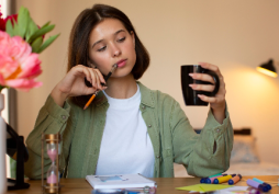 Mujer joven revisando gastos y organizando su presupuesto en casa, concepto de ahorro y cómo gastar menos sin dejar de disfrutar.