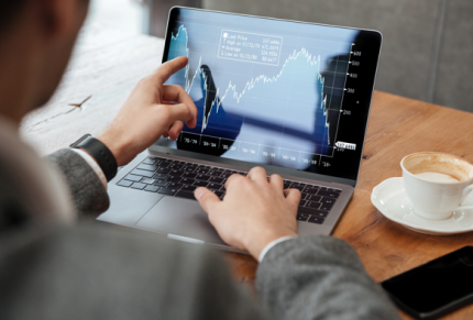 Homem de negócios investindo em fundos imobiliários.