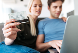 Jovem casal pesquisando sobre os melhores cartões de crédito internacionais em 2026.