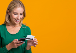 Mujer usando tarjeta de crédito y celular para pago digital, ejemplo de límite de tarjeta y uso responsable del crédito en Argentina