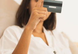 Mujer sosteniendo una tarjeta de crédito, ilustrando qué pasa si no pago mi tarjeta de crédito en México y las consecuencias financieras.