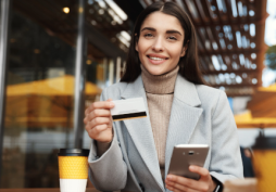 Pessoa utilizando cartão de crédito e aplicativo bancário para controle de limite