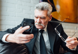 Pessoa analisando situação financeira no celular com expressão de preocupação