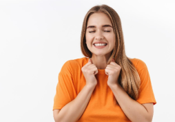Mulher feliz comemorando resultado financeiro positivo